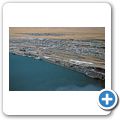 Rundflug &uuml;ber der Namib-W&uuml;ste - Blick auf Walvis Bay
