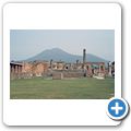 Die Ausgrabungen vom Pompeji - Forumplatz - Im Hintergrund der Vesuv