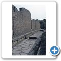Die Ausgrabungen vom Pompeji - Stra&szlig;e mit Fussg&auml;nger&uuml;berweg