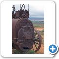 alter Dampftraktor am Wegesrand